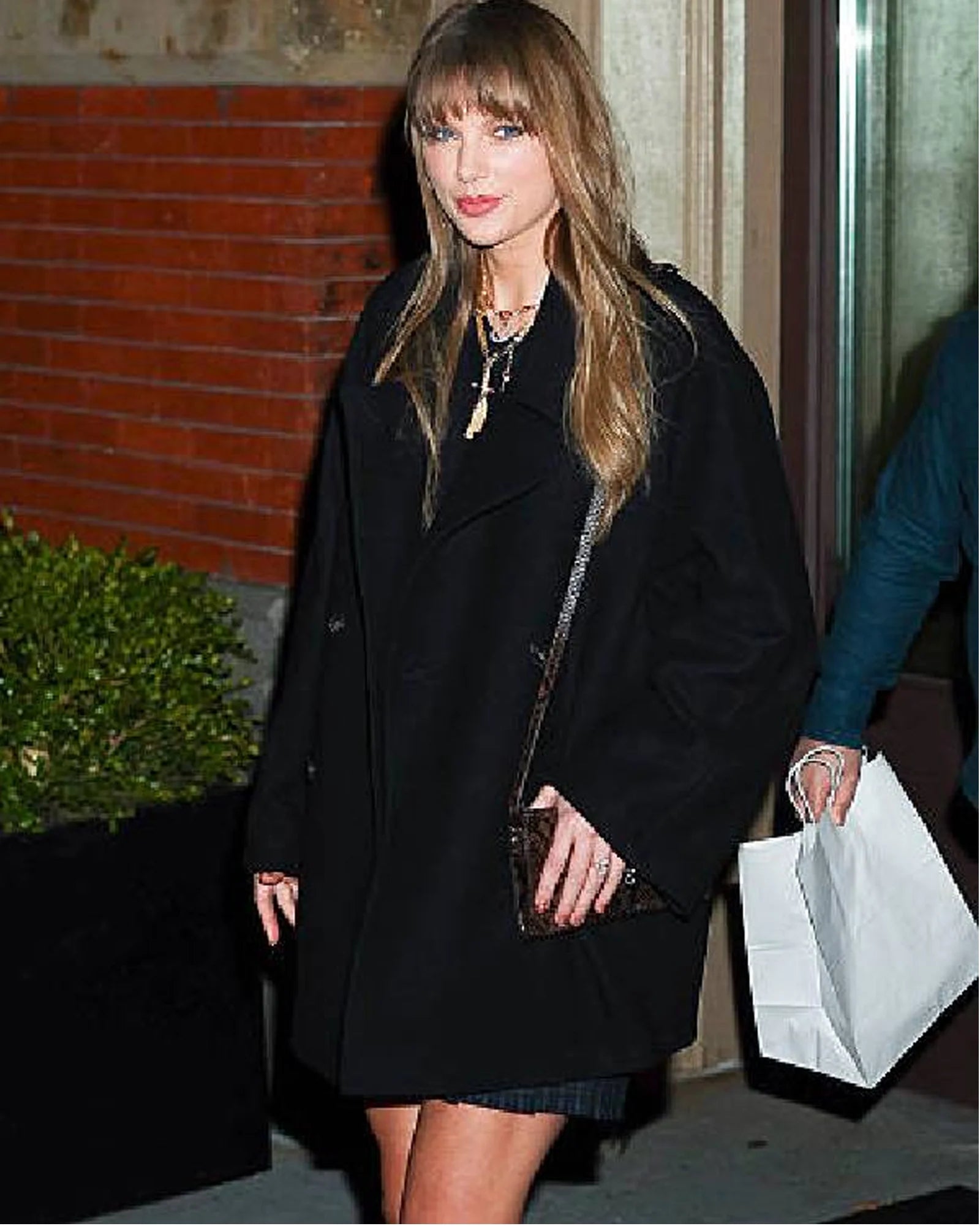 Taylor-Swift-NYC-Black-Coat