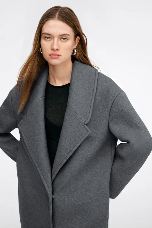 Chic wool coat with belt
